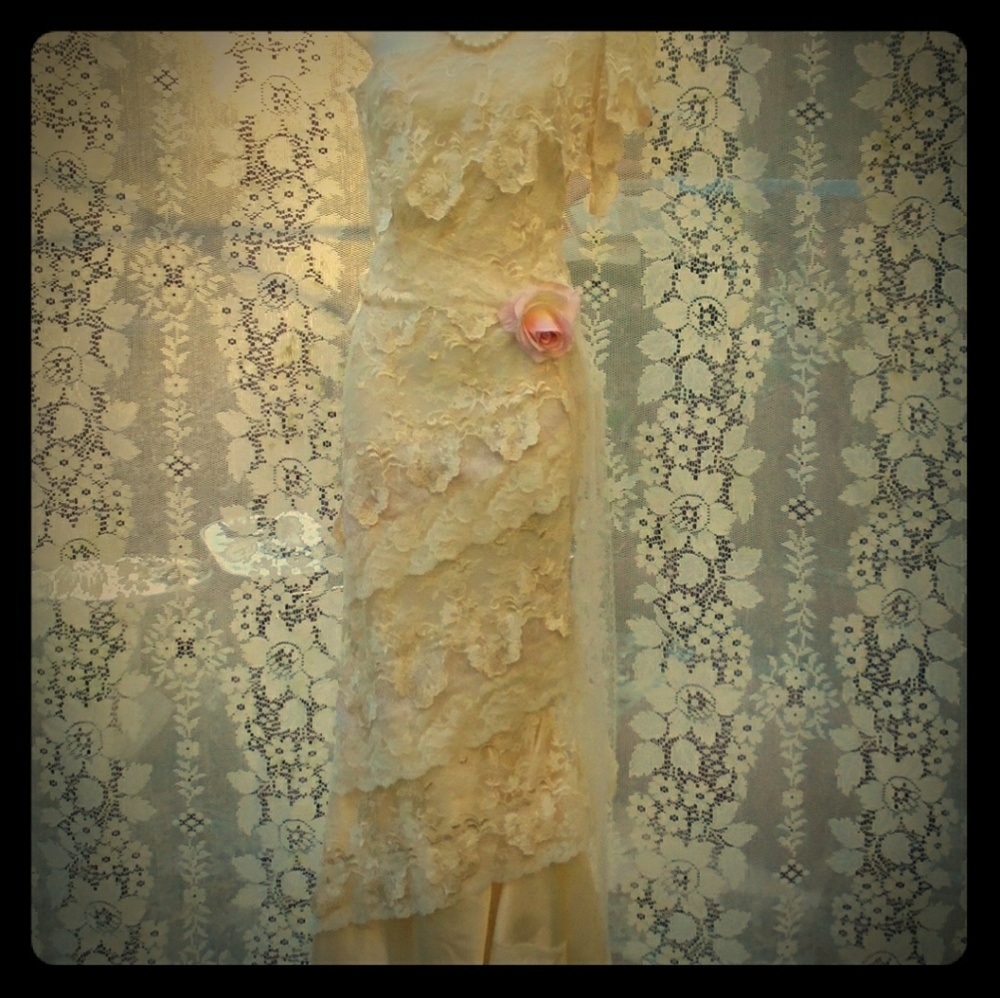 ISO vintage lace wedding gown! Size 18 or 20!